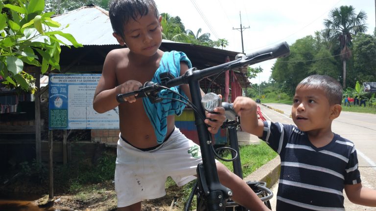 Amazonas Kinder spielen am Fahrrad
